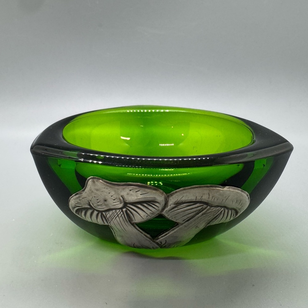 Vintage Emerald Green Art Glass Bowl w/ Mushroom Pewter Detail – MCM
